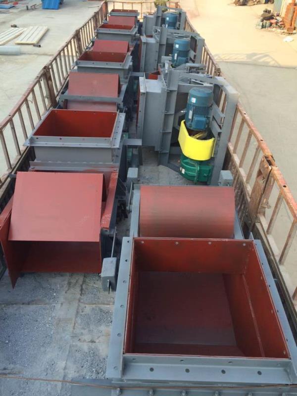 多臺往復式給煤機發(fā)貨裝車 多臺往復式給煤機發(fā)貨裝車